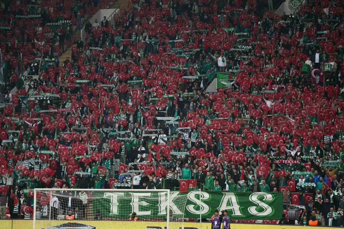 Bursaspor tribünleri Türk bayraklarıyla donatıldı