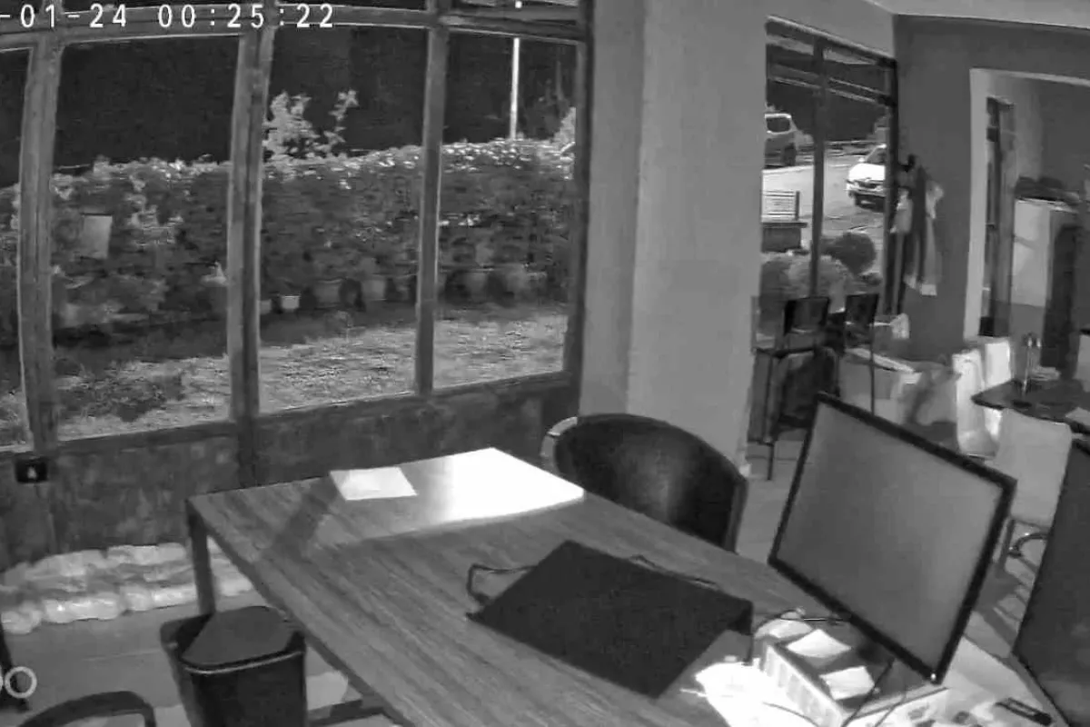 Balıkesir’de meydana gelen deprem Bursa’da işyerinin kamerasına yansıdı