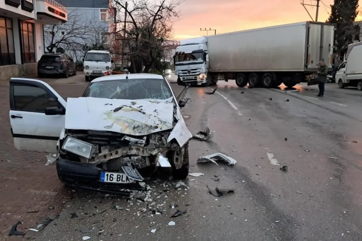 Tır ve otomobil kazasında ortalık savaş alanına döndü!