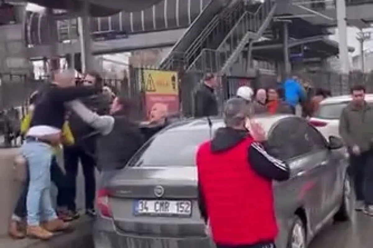 Kaza sonrası yumruklar konuştu!