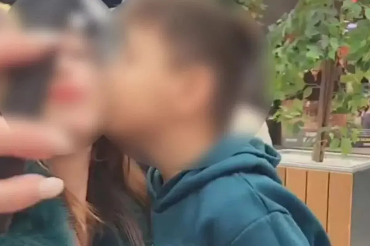 Tik-Tok'ta büyük skandal! Öğrencisini defalarca dudağından öptü