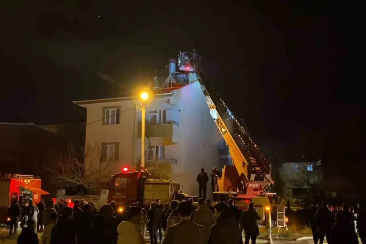 Bursa’da 3 katlı binanın çatısında yangın