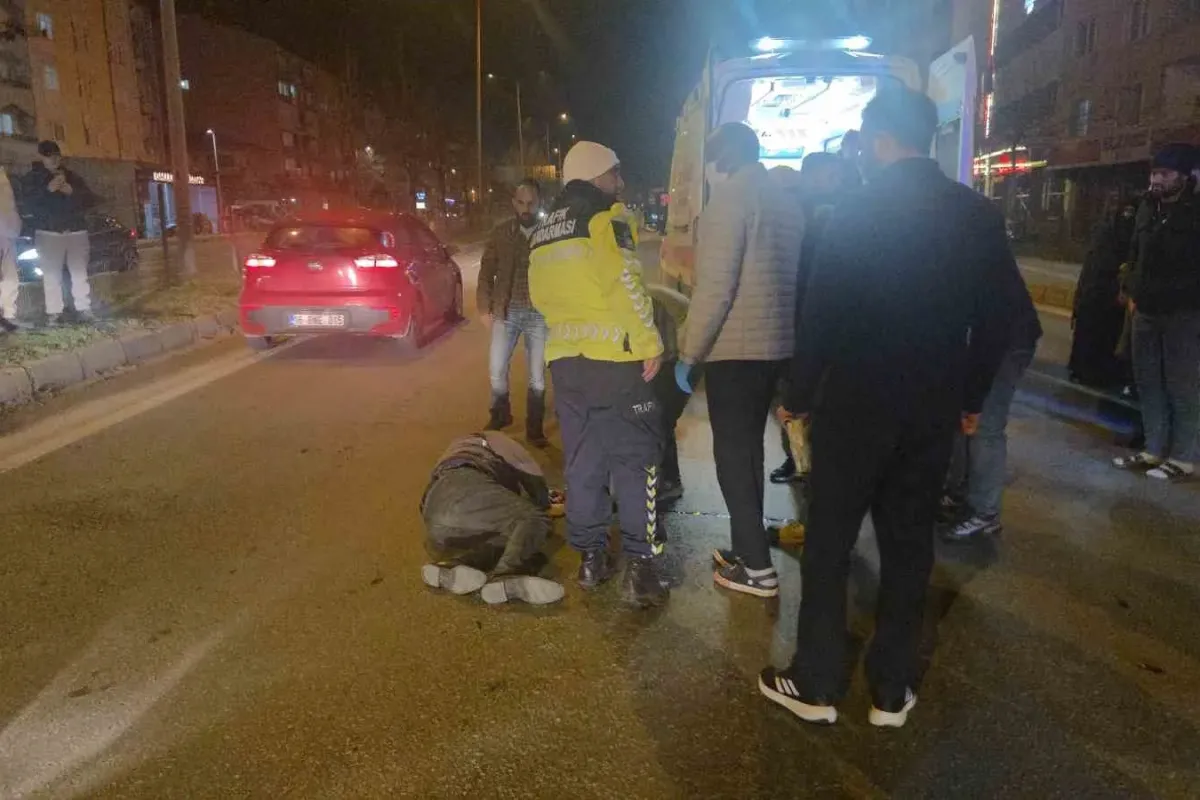 Motosiklet yayaya çarptı: 2 yaralı