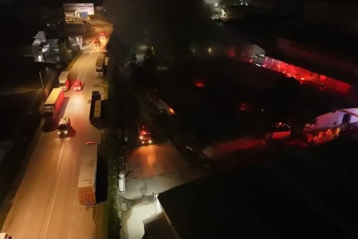 Tekstil fabrikası alevlere teslim oldu!
