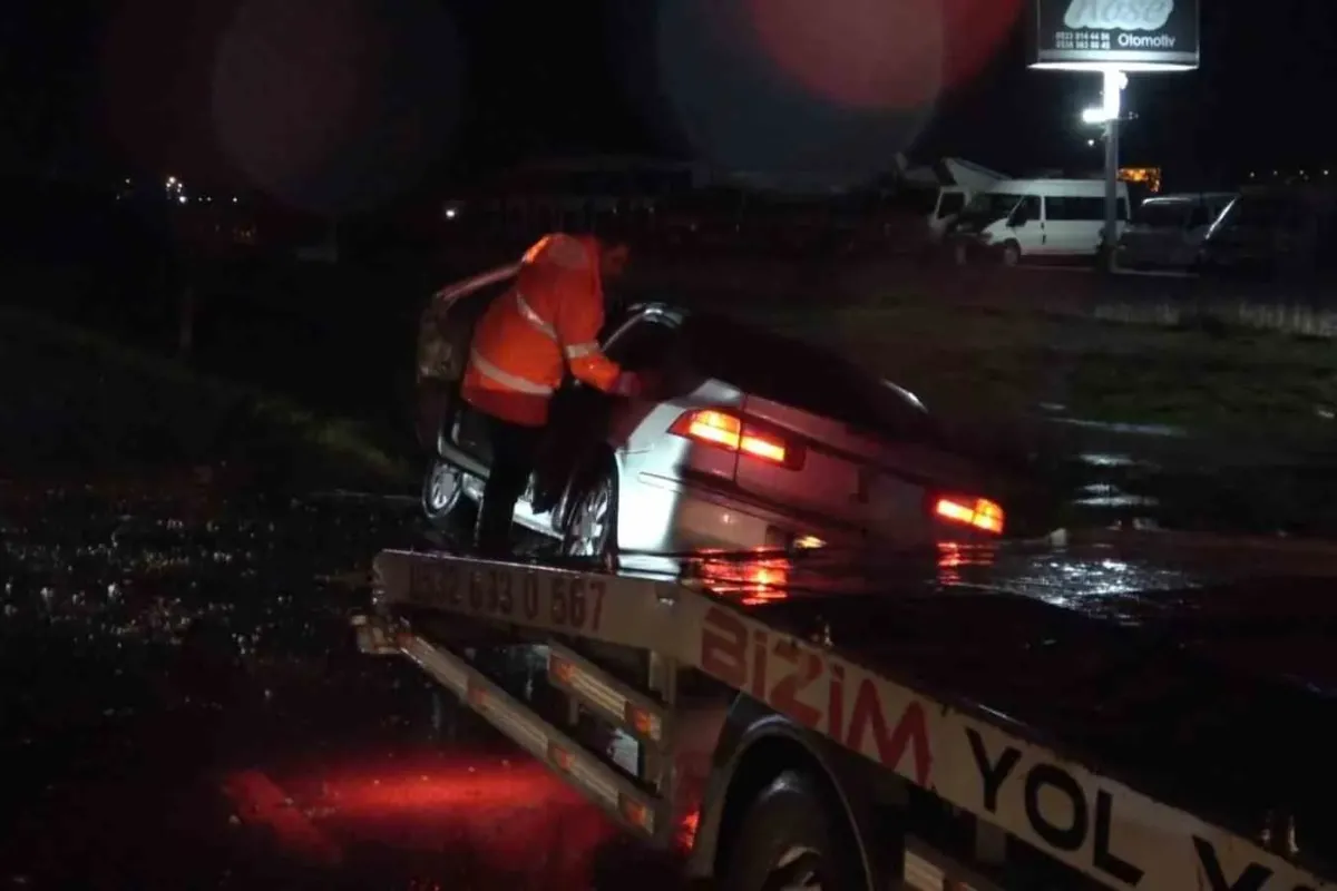 Balıkesir’de otomobilin çarptığı direk devrildi