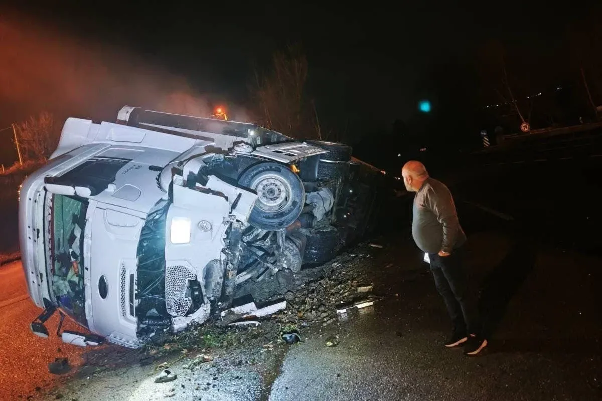 İnegöl’de yağmur suyu kanalına düşen tır devrildi