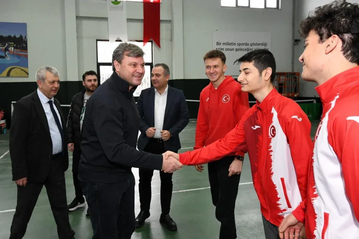 Ertuğrul Sağlam, Osmangazi Belediyesporlu Genç Tenisçilerle Buluştu