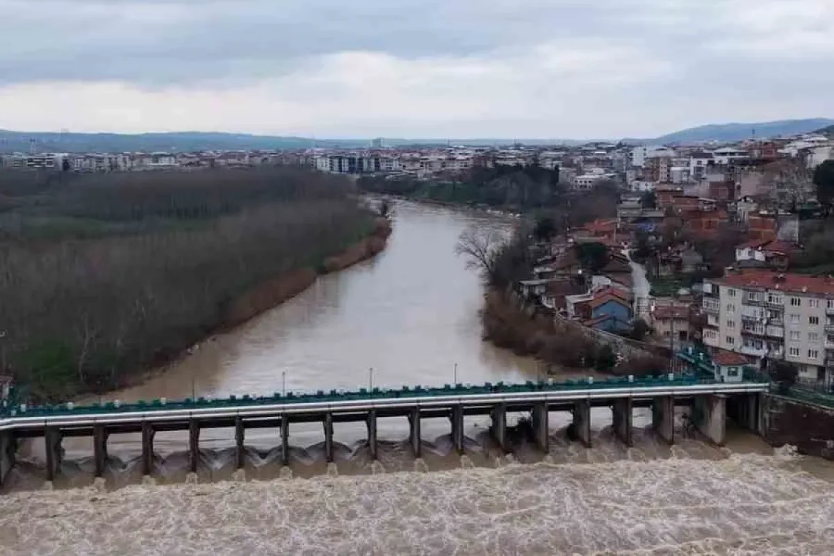 Kar ve yağmurların ardından, Mustafakemalpaşa Çayı coştu