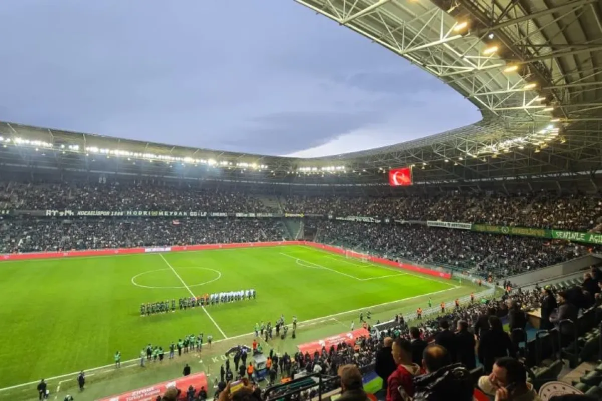 Kocaelispor-Beşiktaş maçında tribünden düşen taraftar kurtarılamadı