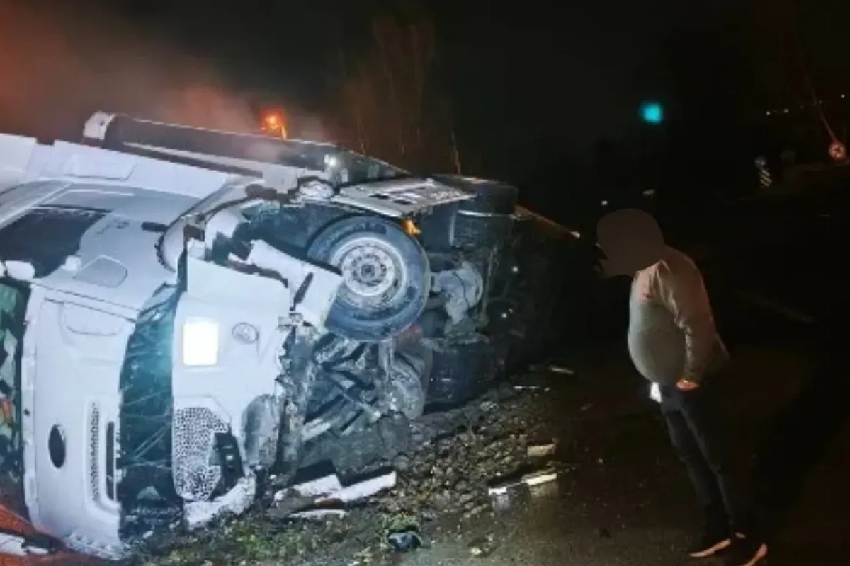 İnegöl'de tır yağmur kanalına uçtu! Sürücü hastaneye kaldırıldı