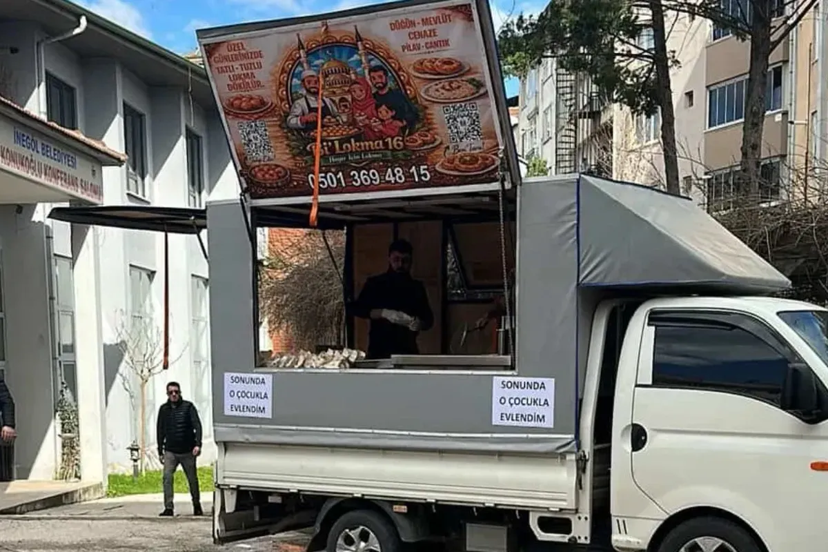 İnegöl’de aşık olduğu erkekle evlenen kadın lokma dağıttı