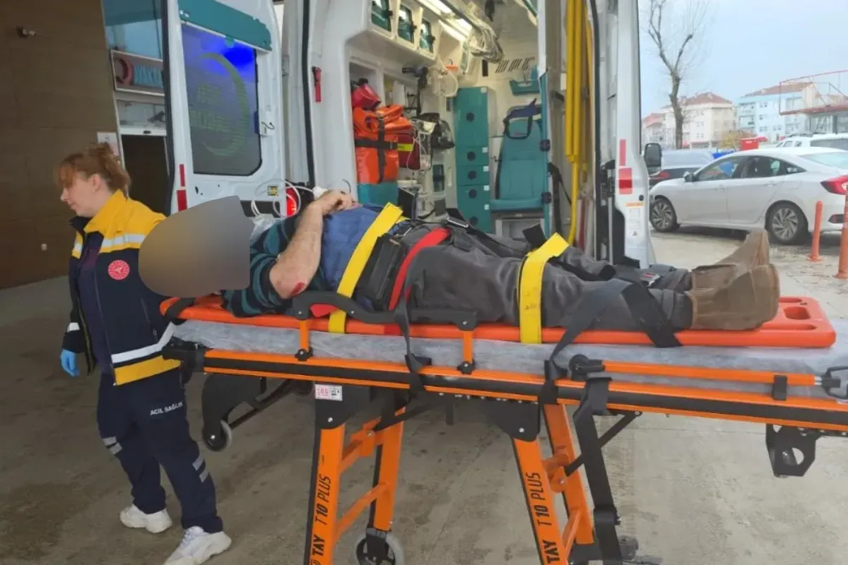 İnegöl’de korku dolu anlar! Servis şoförüne otomobil çarptı