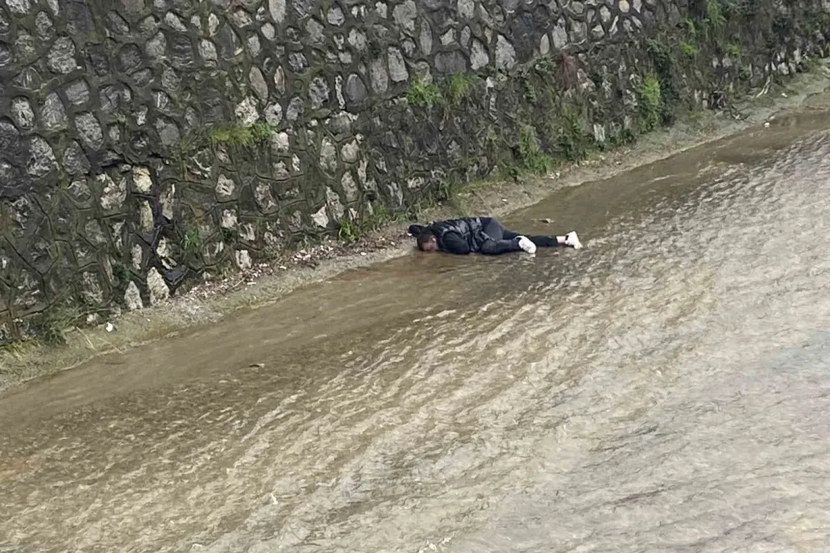 Bursa’da dereye düşen adam kalp masajıyla hayata döndürüldü