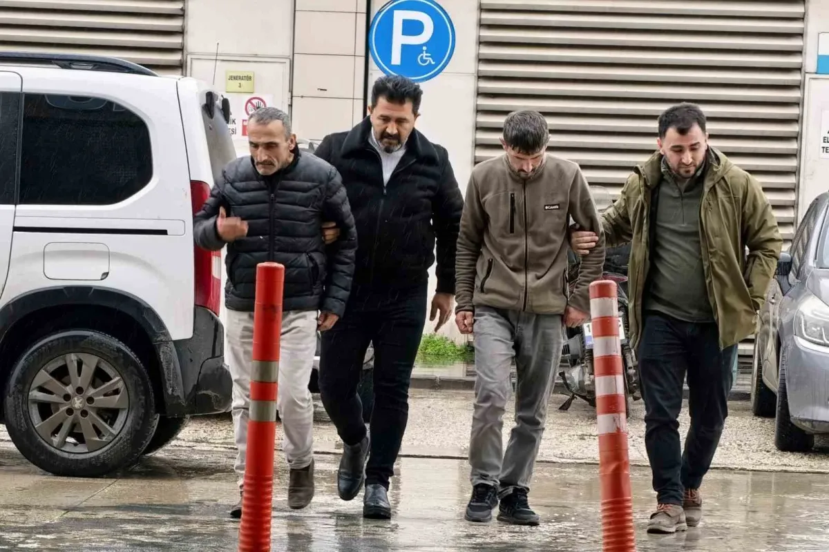 Fırça sapıyla dehşet : Arkadaşlarını ağır yaraladılar, 2 kişi tutuklandı