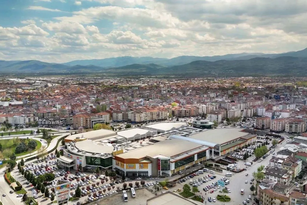 İnegöl AVM’de Sevgililer Günü için müzik ve kahve hediyesi