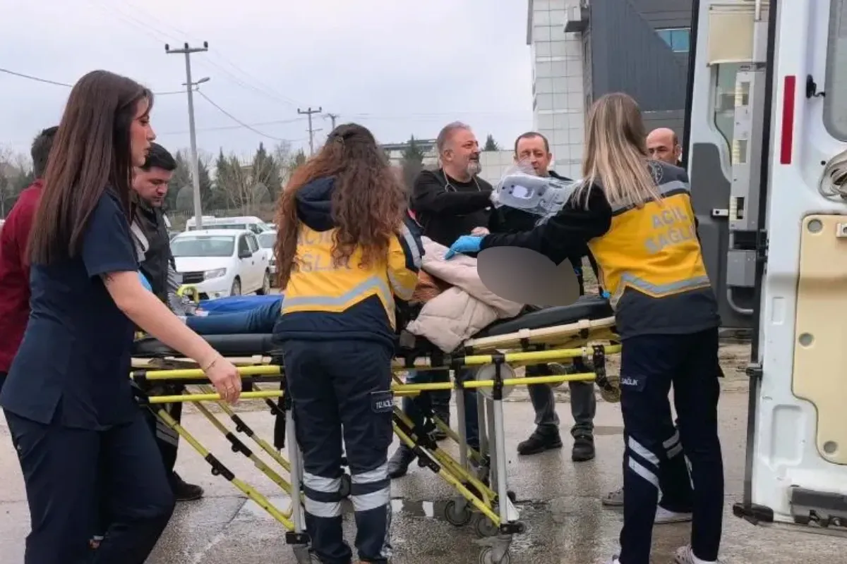 İnegöl'de kafa kafaya çarpıştılar! Sürücü hastaneye kaldırıldı