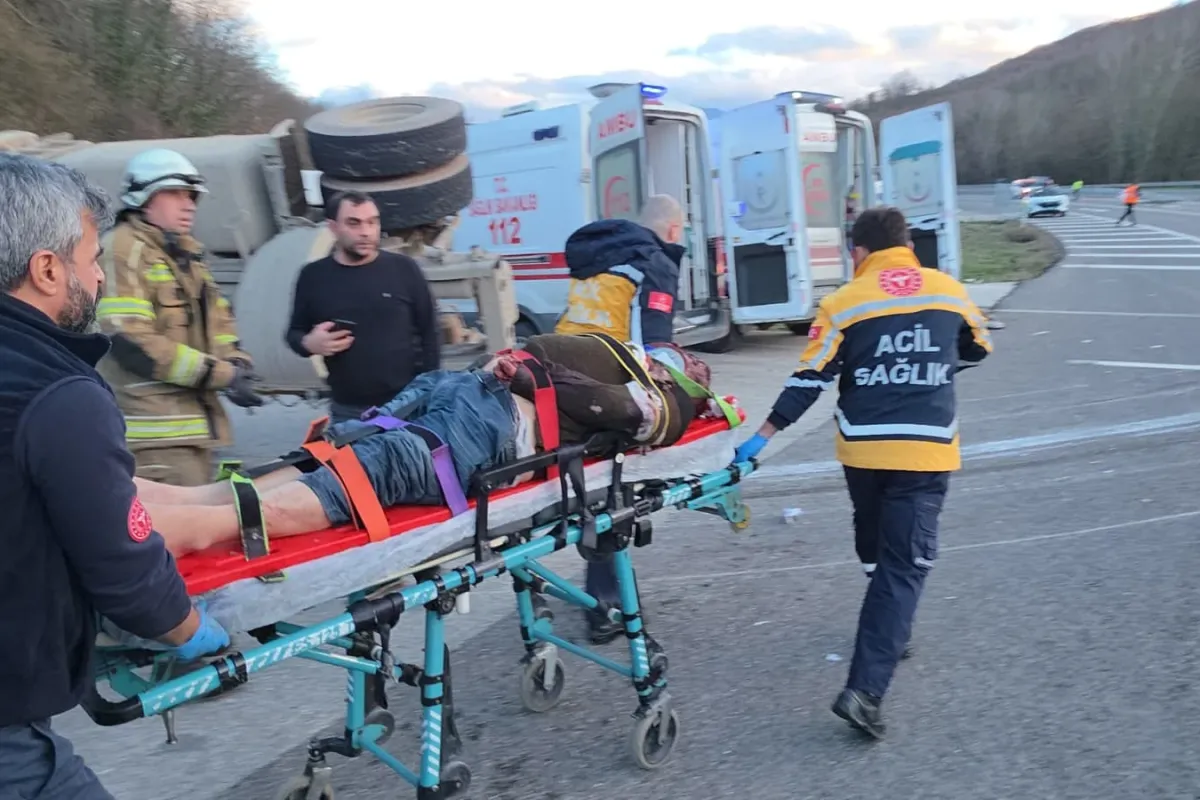 İnegöl'de can pazarı! Tır devrildi, sürücü sıkıştı