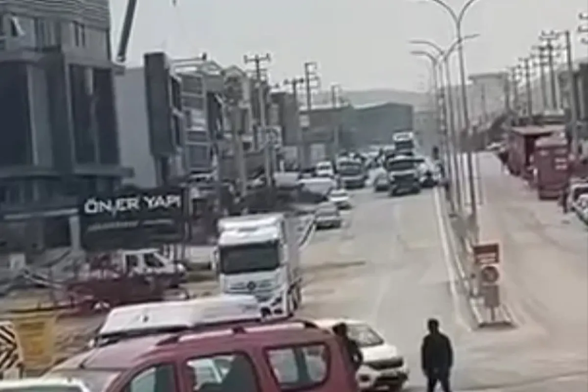 Polis kovalamacasında film gibi anlar: Şüpheli araç kamyon şoförünün hamlesiyle durduruldu