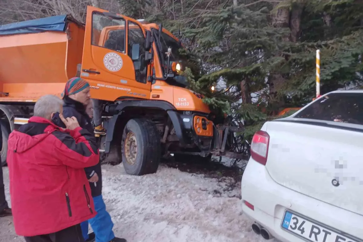 Uludağ yolunda kar küreme aracı otomobille çarpıştı: 2 yaralı