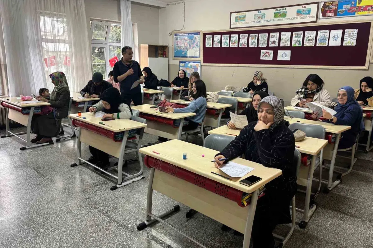 İlkokulda veliler kitap okuma yarışmasında ter döktü
