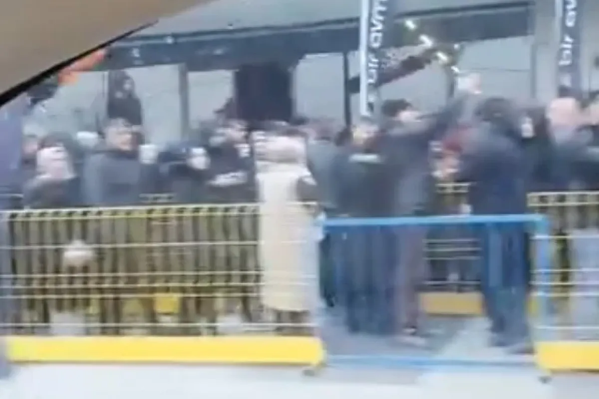 Açılış için sabahın erken saatinde sıraya girdiler