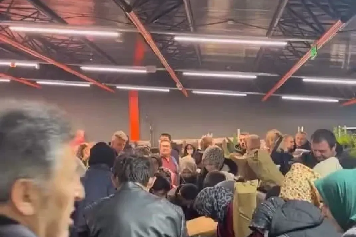 İnegöl’de yeni mağaza açılışında 100 TL indirim yoğunluğu