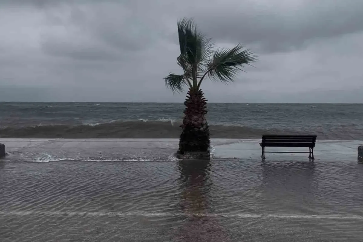 Bursa’da denizle kara birleşti, sokaklar göle döndü