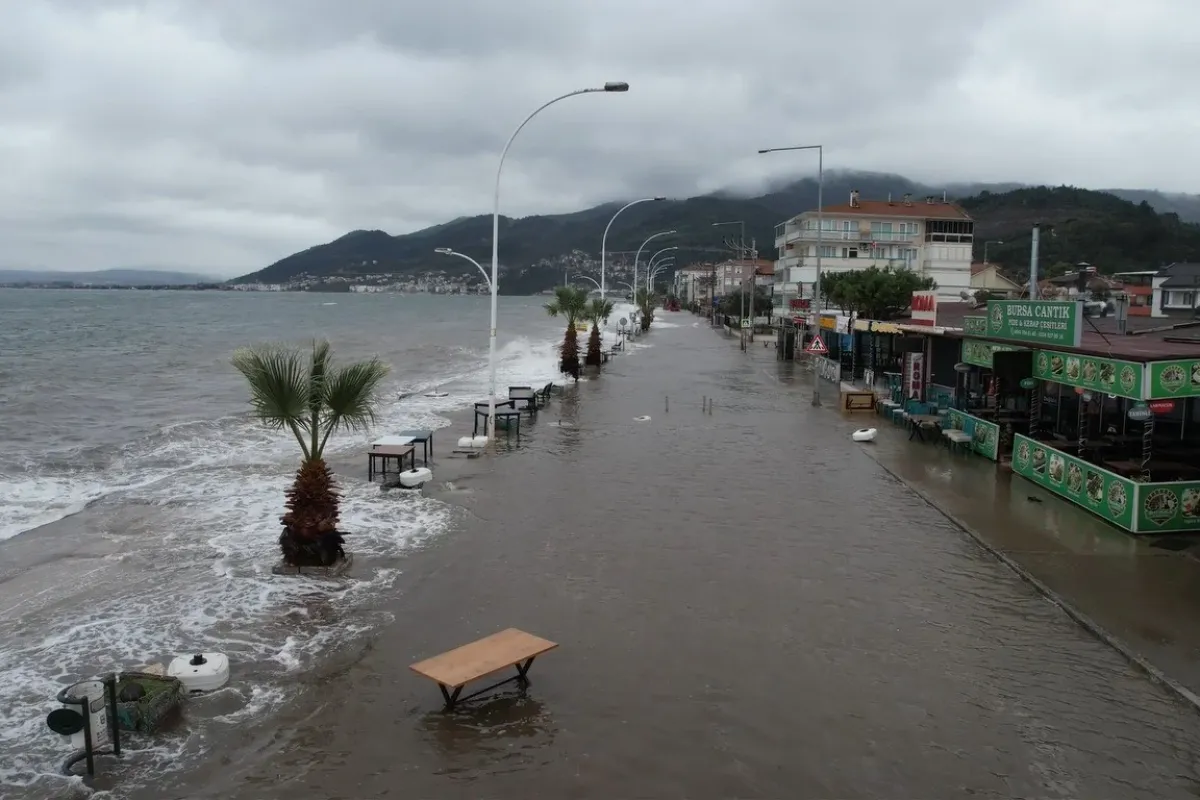 Gemlik’te deniz taştı, sahil yolu sular altında kaldı...O anlar havadan görüntülendi