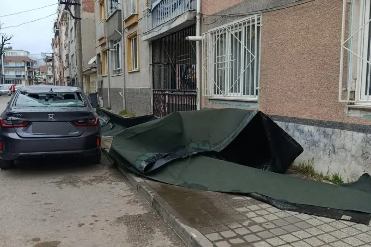 İnegöl'de lodos aracı pert etti!