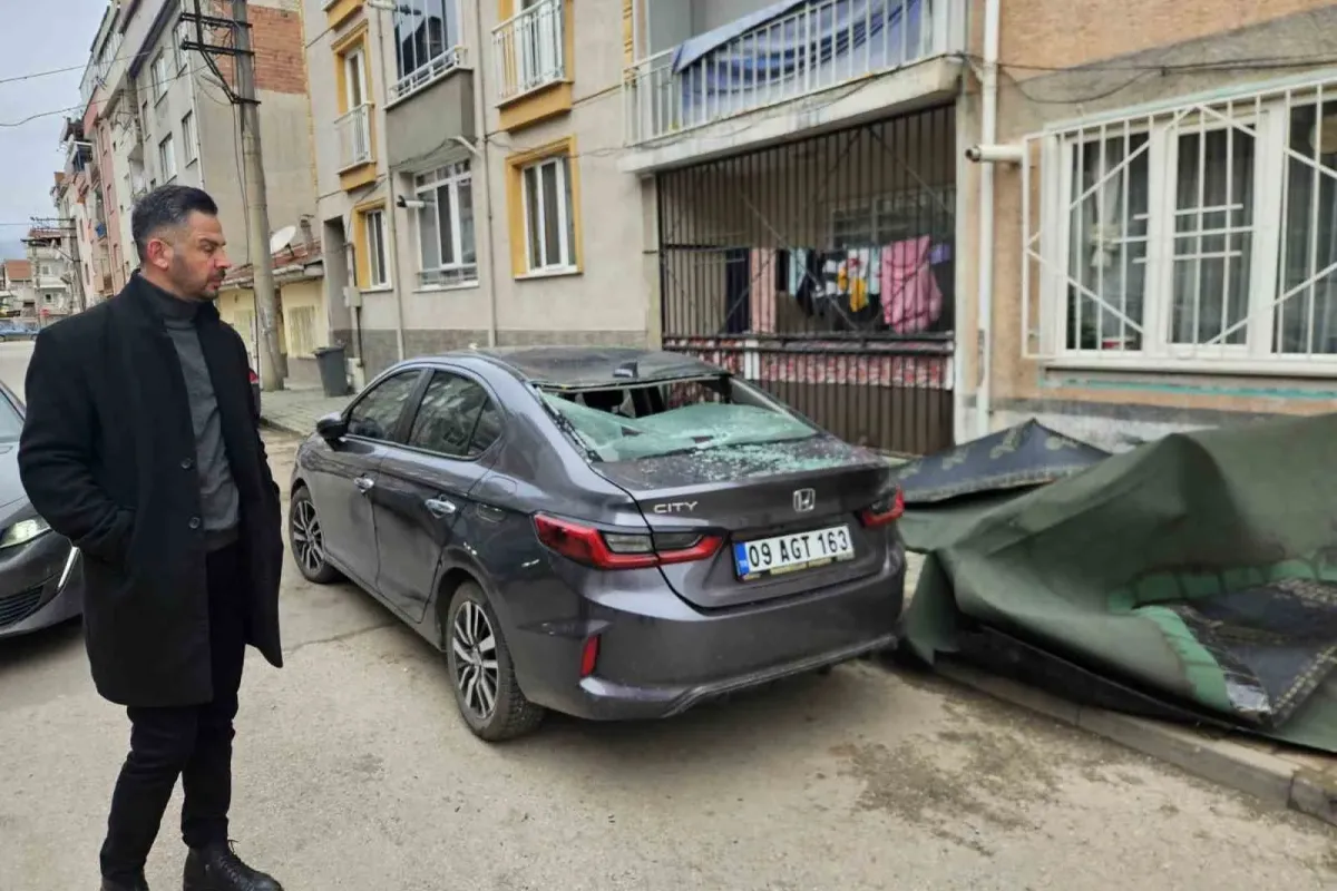 Çatı, lodosla birlikte otomobilin üzerine uçtu