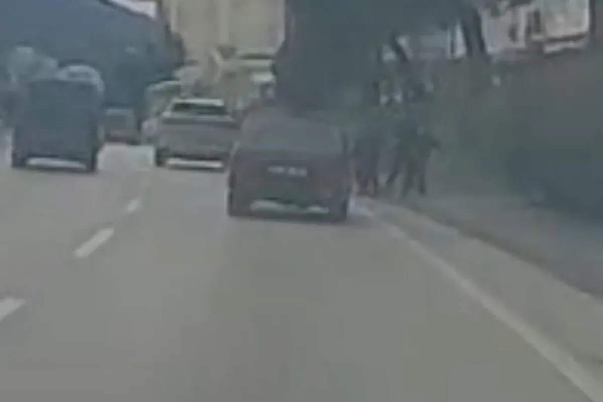 Kaldırımda dehşet anları! Aracını çocukların üzerine sürdü