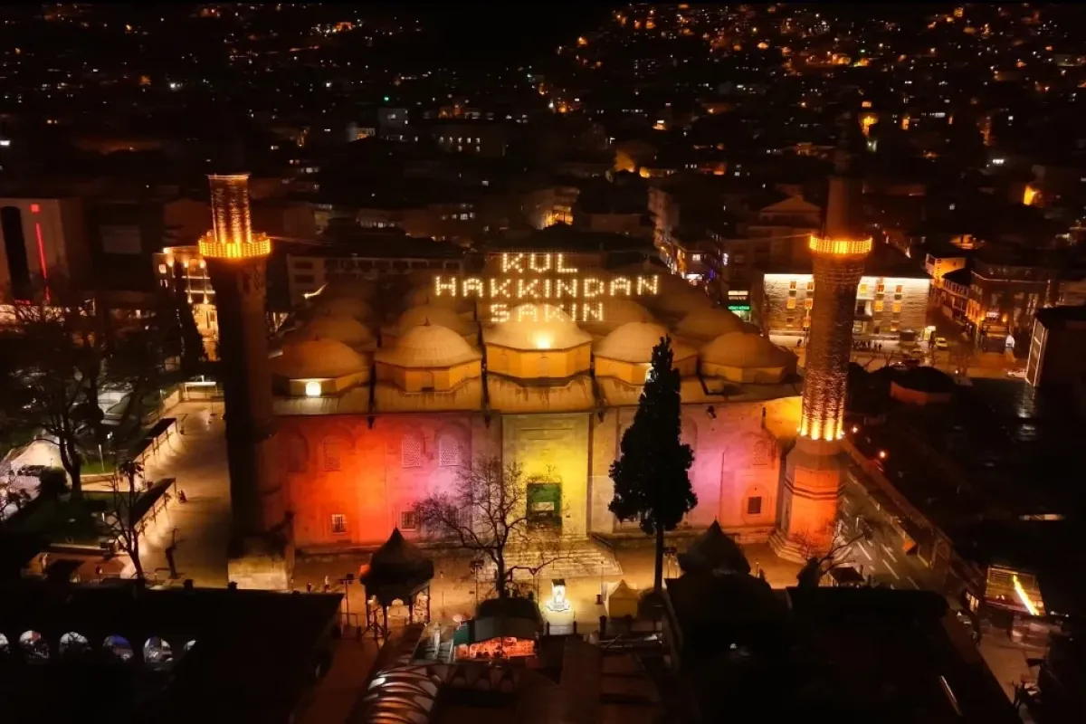 Bursa Ulu Cami’de Ramazan mahyası: "Kul hakkından sakın"
