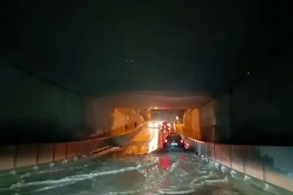 Mesudiye alt geçidinde su borusu patladı, yol kapandı