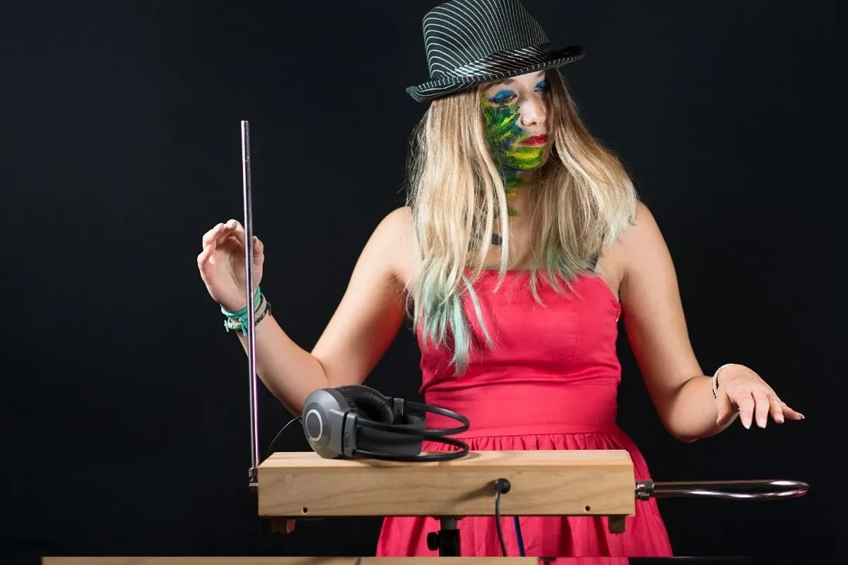 Theremin Nedir? Temassız Çalınan Elektronik Müzik Enstrümanı