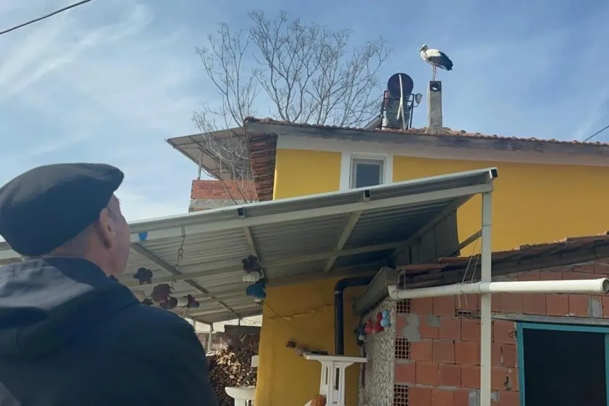 Önce eşi geldi, Adem Amca Yaren'i bekliyor