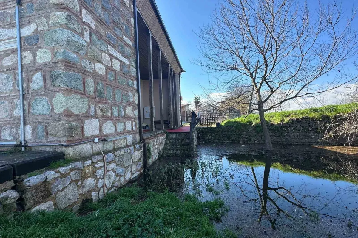 Uluabat Gölü’nün suları 625 yıllık camiyi tehdit ediyor