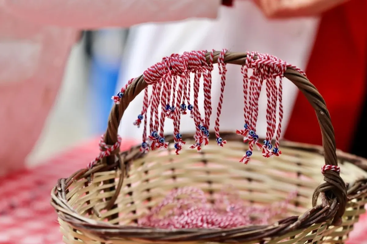 Baba Marta ve Marteniçka: Bulgaristan’ın Bahar Geleneği