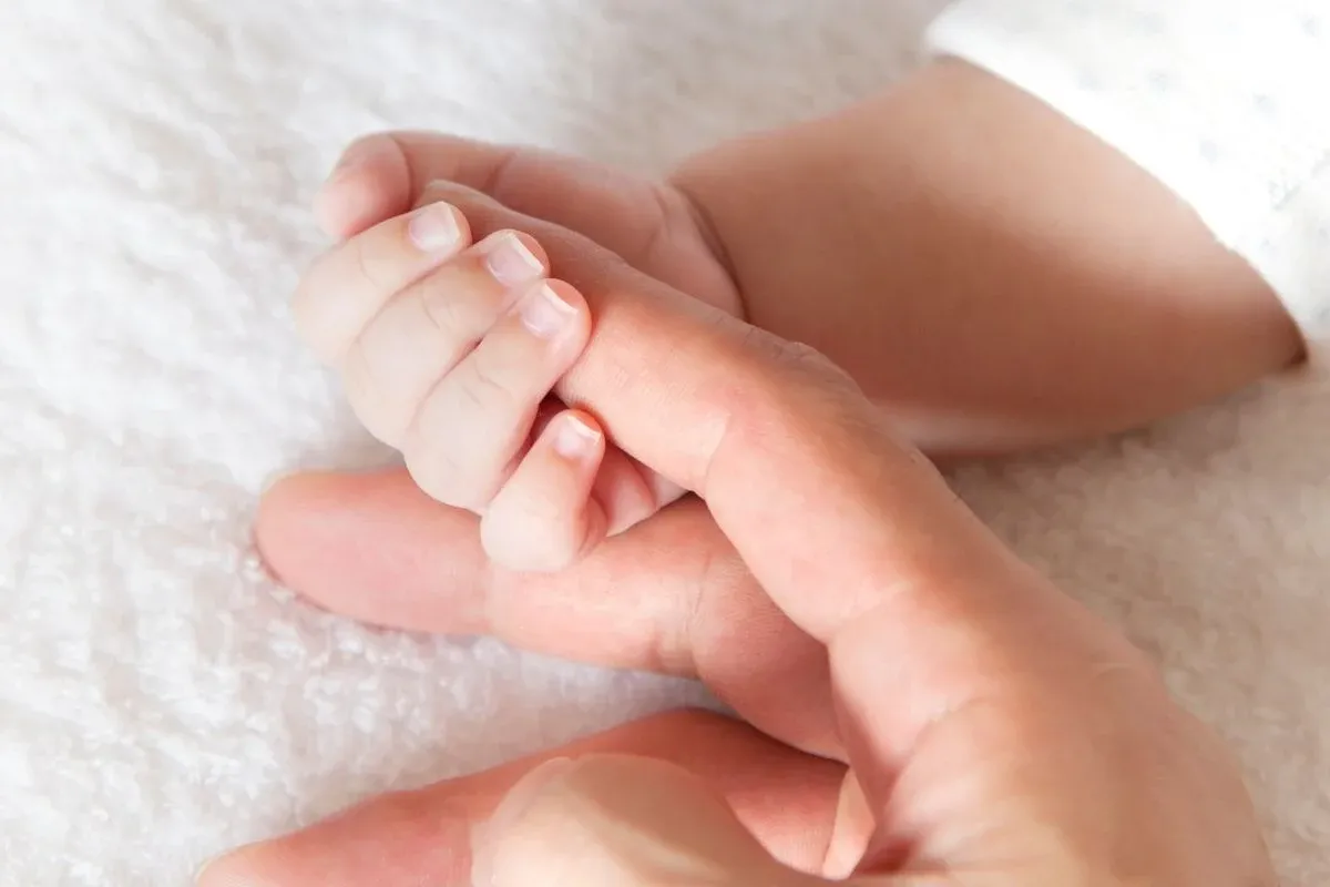 10 aylık bebeğini uykusunda ezdi!