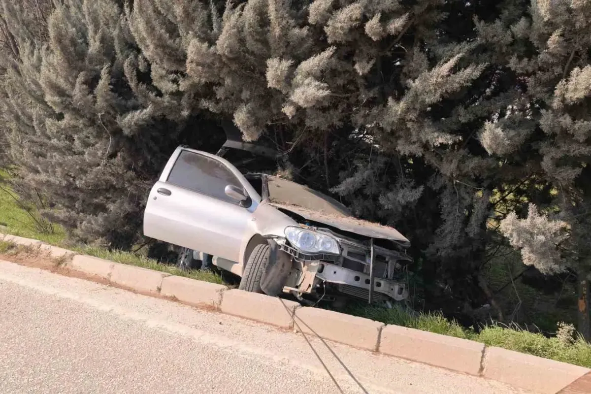 Bursa’da kontrolden çıkan otomobil ağaçlık alana uçtu, 1 yaralandı