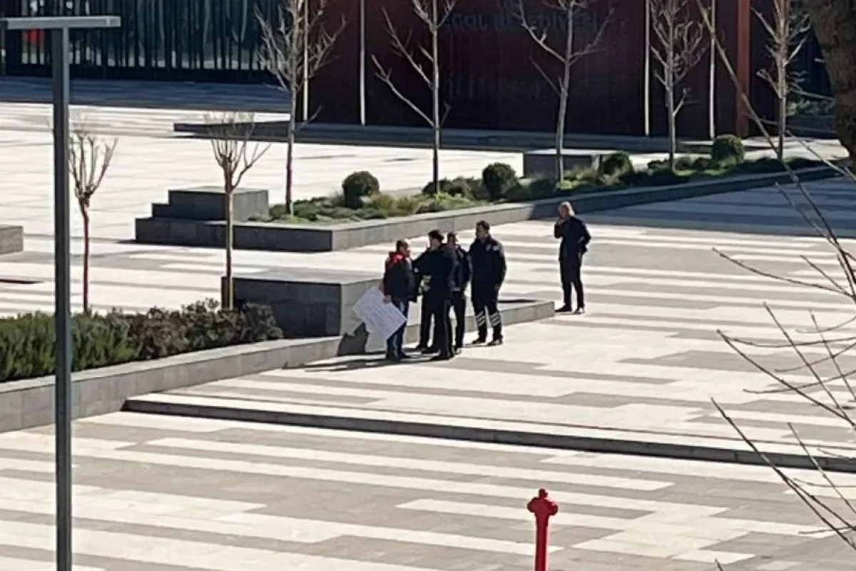 Kardeşinin yerinin yıkılması için eylem yaptı