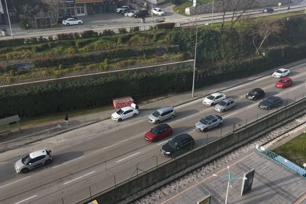 Yolun ortasına bırakıp gitti! Yoğun trafikte sürücüler ne yapacaklarını şaşırdı