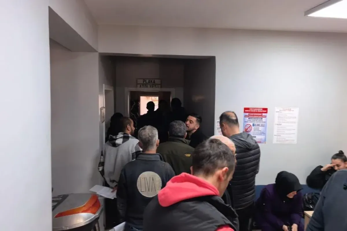 İnegöl'de oluşan bu kuyruk binlerce lira ceza yememek için