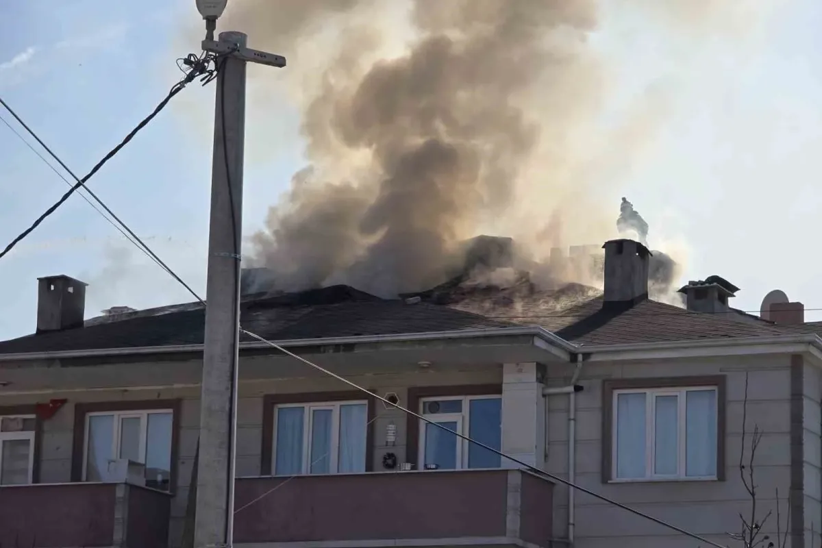 Bursa’nın İnegöl ilçesinde apartmanın çatısı alev alev yandı