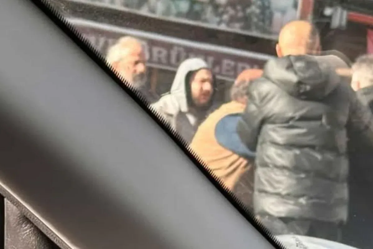 İnegöl'de eczaneden çıkan yaşlı adama yumruk attı