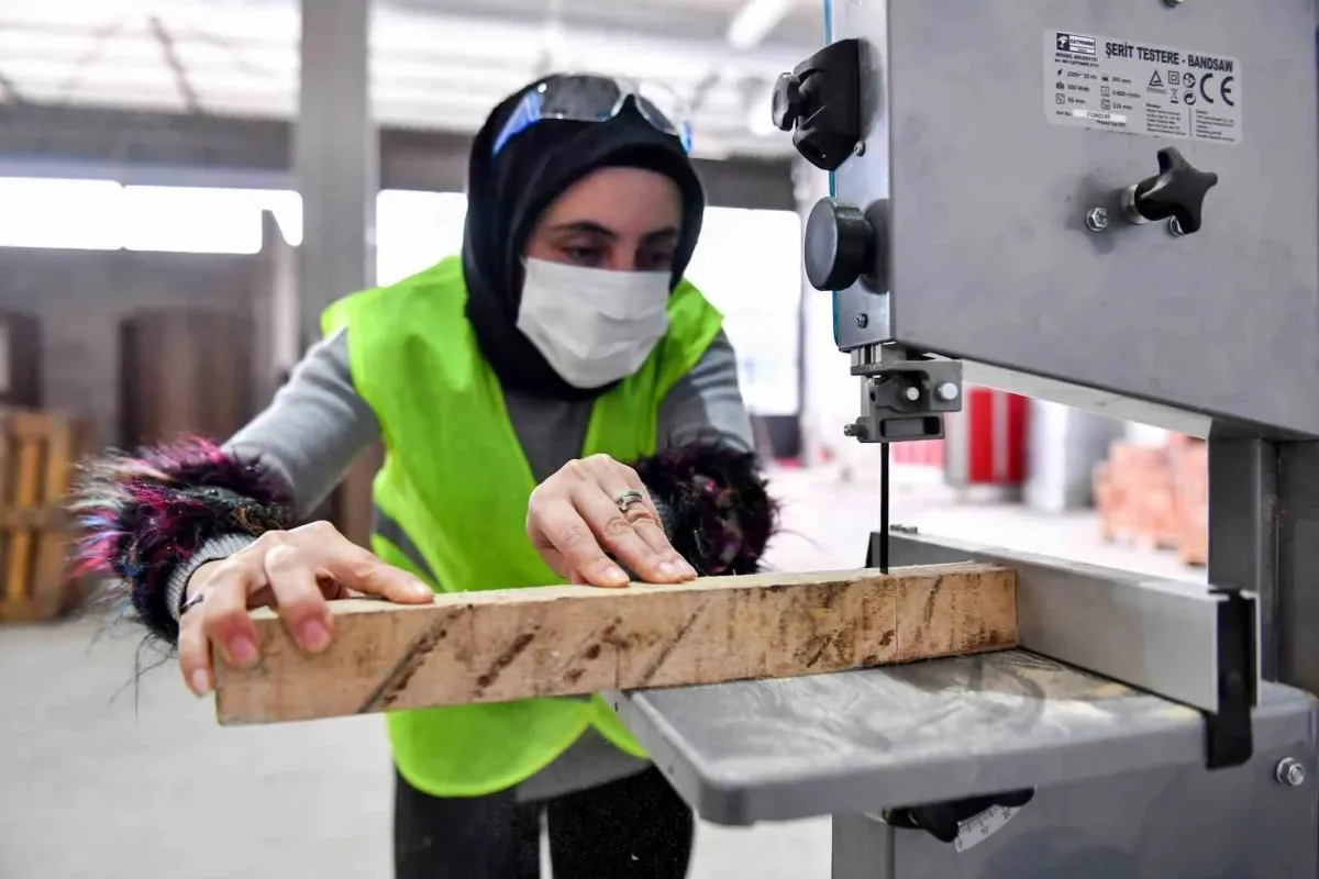 İnegöl'de maaşlarını alamayan mobilya işçileri isyanda!