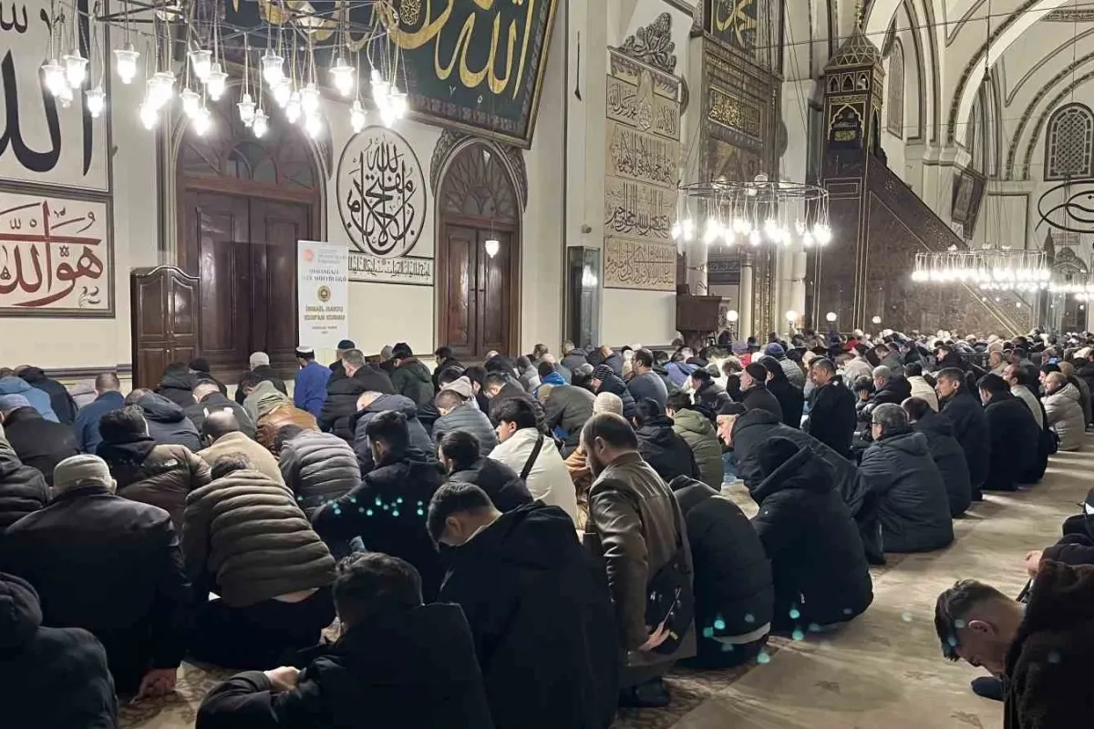 Hafta sonunu fırsat bilen vatandaşlar sabah namazında Ulu Camiye akın etti
