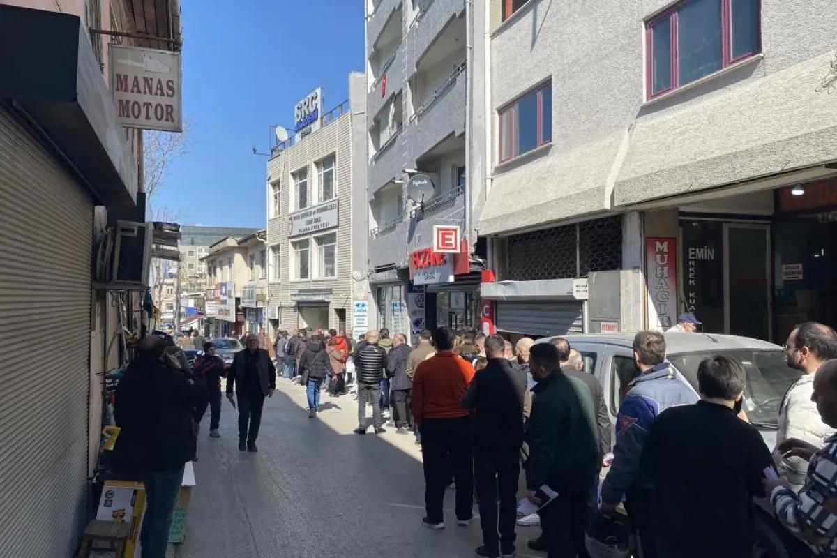 Plaka kuyruğu bitmiyor! Saatlerce sıra beklediler