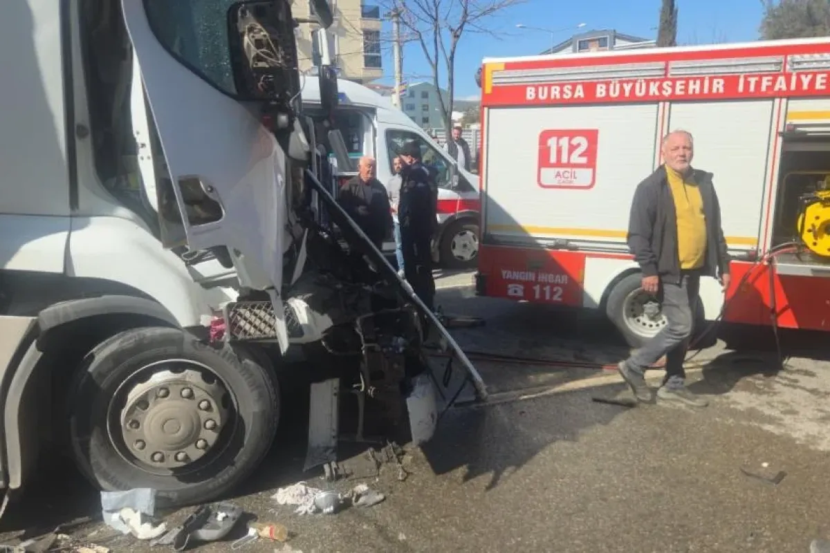 Zincirleme kazada trafik tek şeride düştü: Yaralılar var!