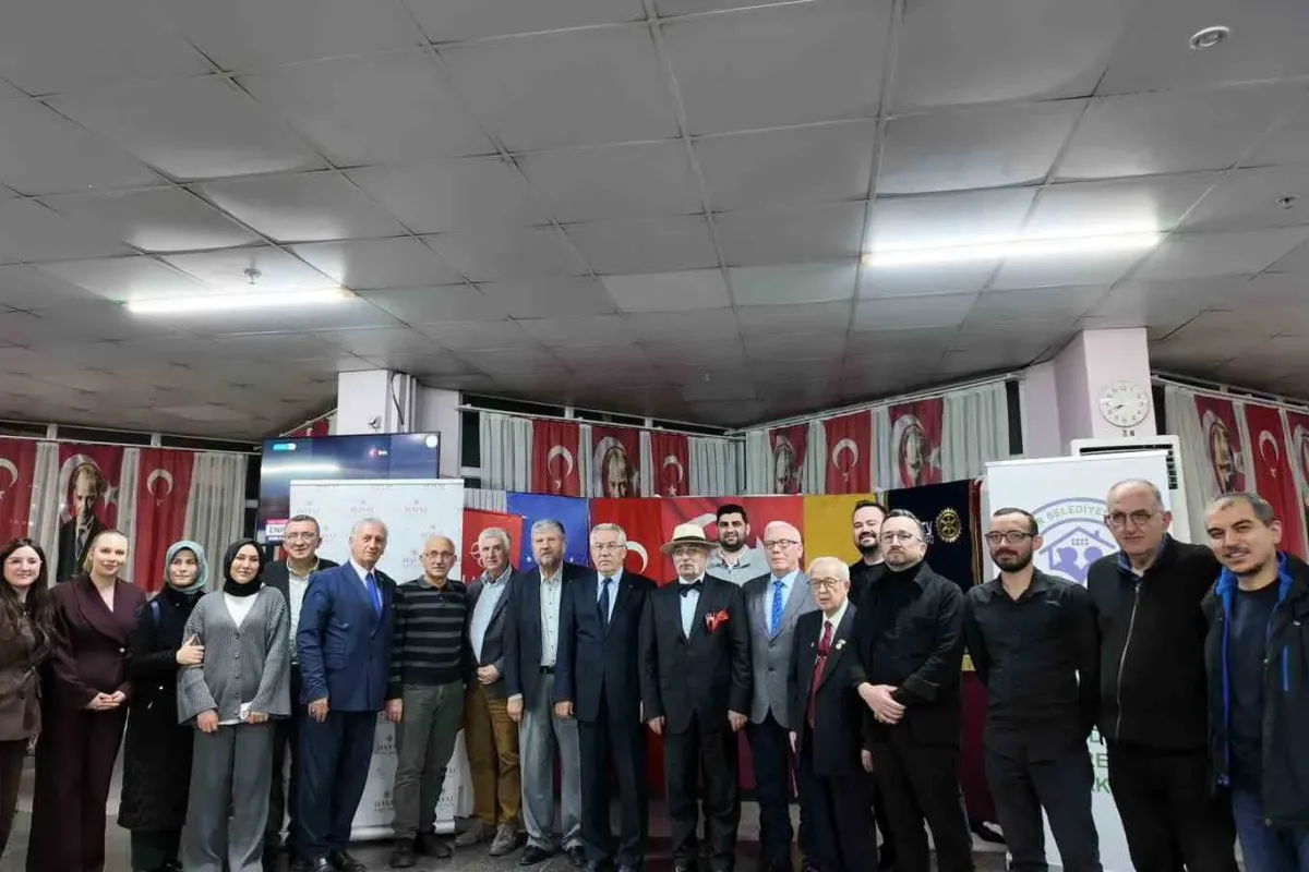 Sağlık çalışanları, huzur evi sakinleriyle iftarda