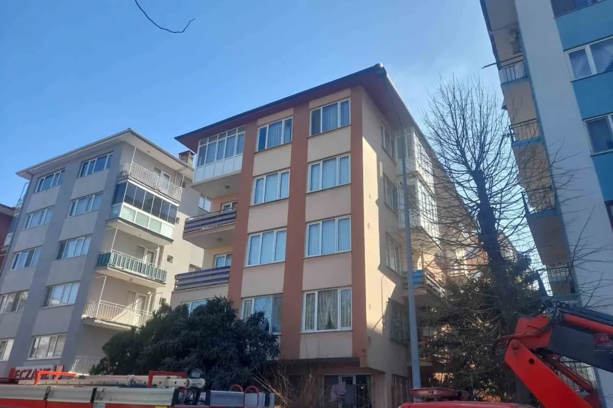 Bursa’da apartman çatısında yangın paniği